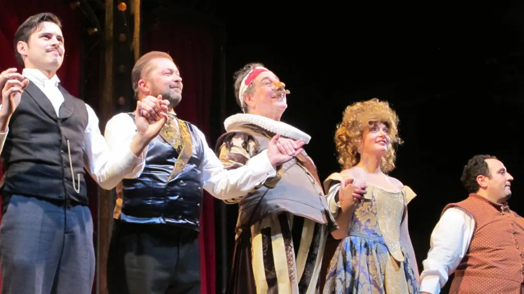 Acteurs en costumes d'époque sur scène lors d'un cours de théâtre amateur à Paris